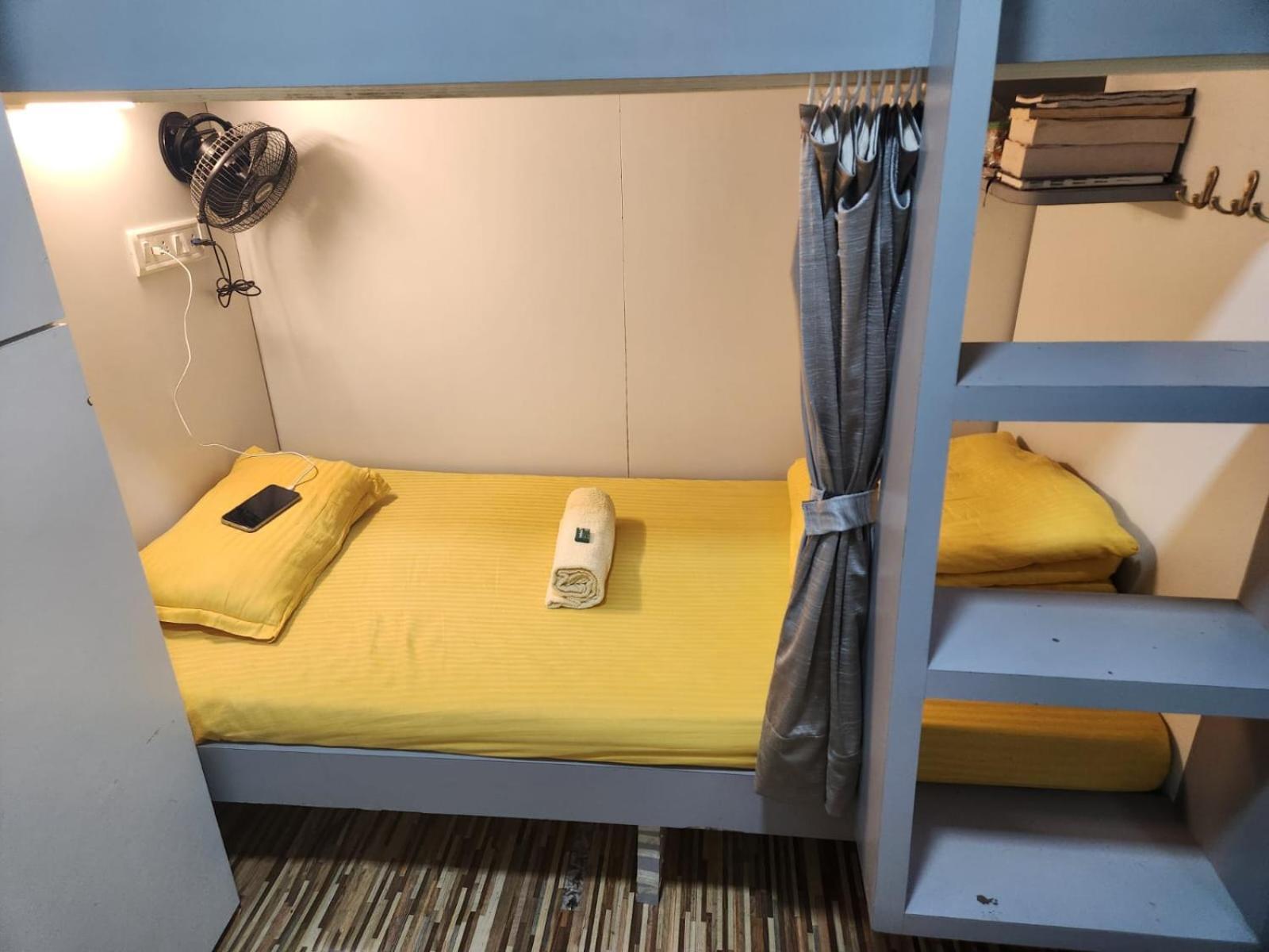 Sinhassan Dormitory Hostel Juhu Mumbai Exterior photo